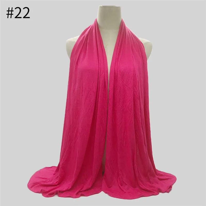 Helles pinkes Modal-Jersey-Hijab-Schal um den Hals einer Mannequin