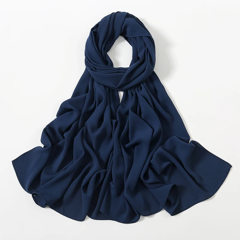 Marineblauer Premium-Chiffon-Hijab-Schal drapiert und gefaltet