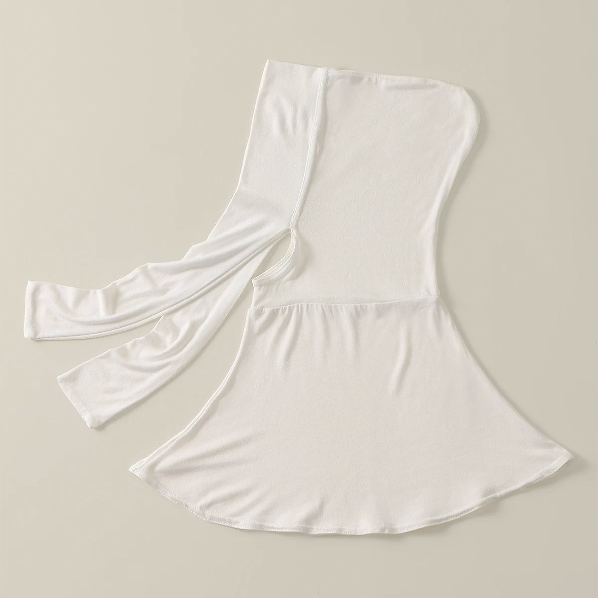 Gorro elegante blanco de cobertura total con cinta para sujetar, vista en plano