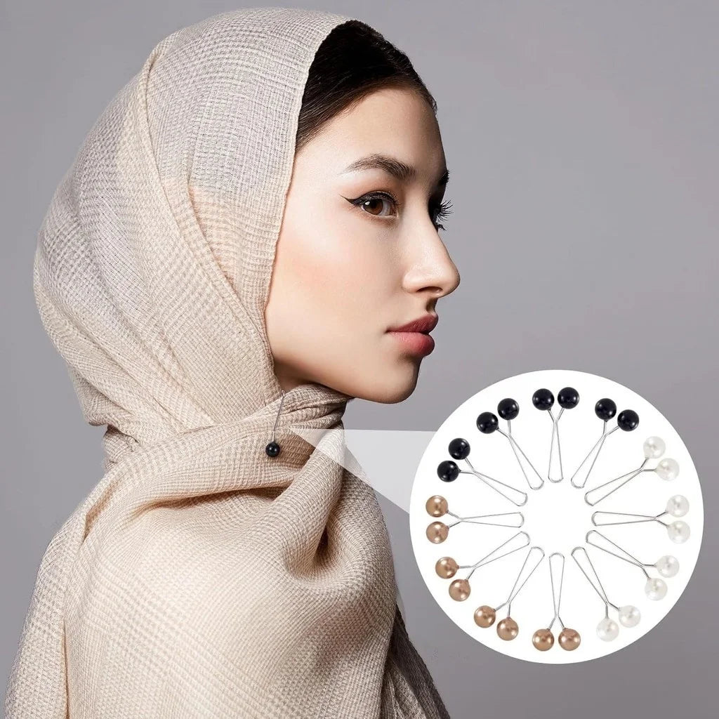 Gros plan d'une femme portant un hijab beige, avec une insertion montrant 12 épingles et pinces décoratives pour hijab.