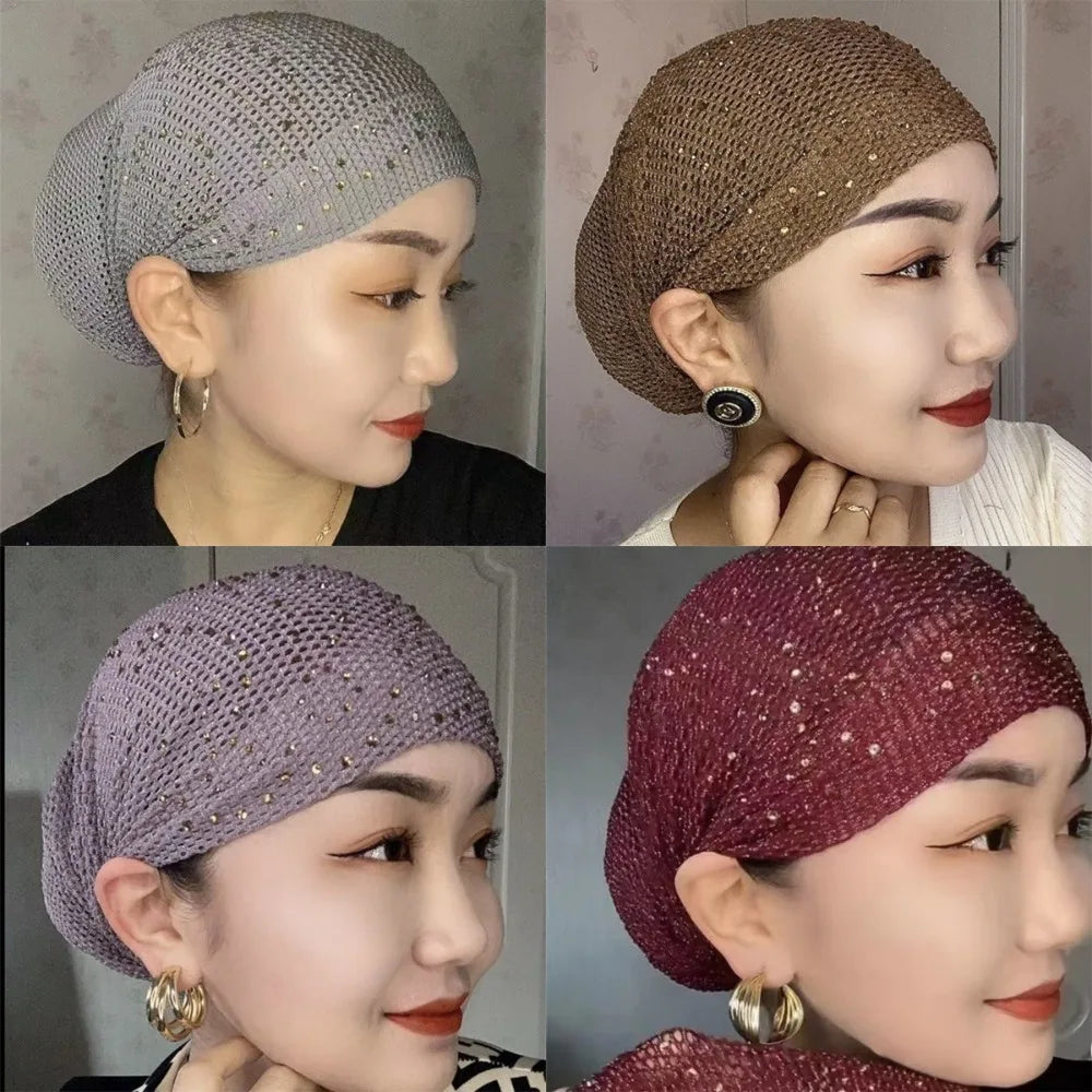 Nahaufnahme eines eleganten grau-weinroten elastischen Turban mit Strasssteinen, getragen von einer Frau.