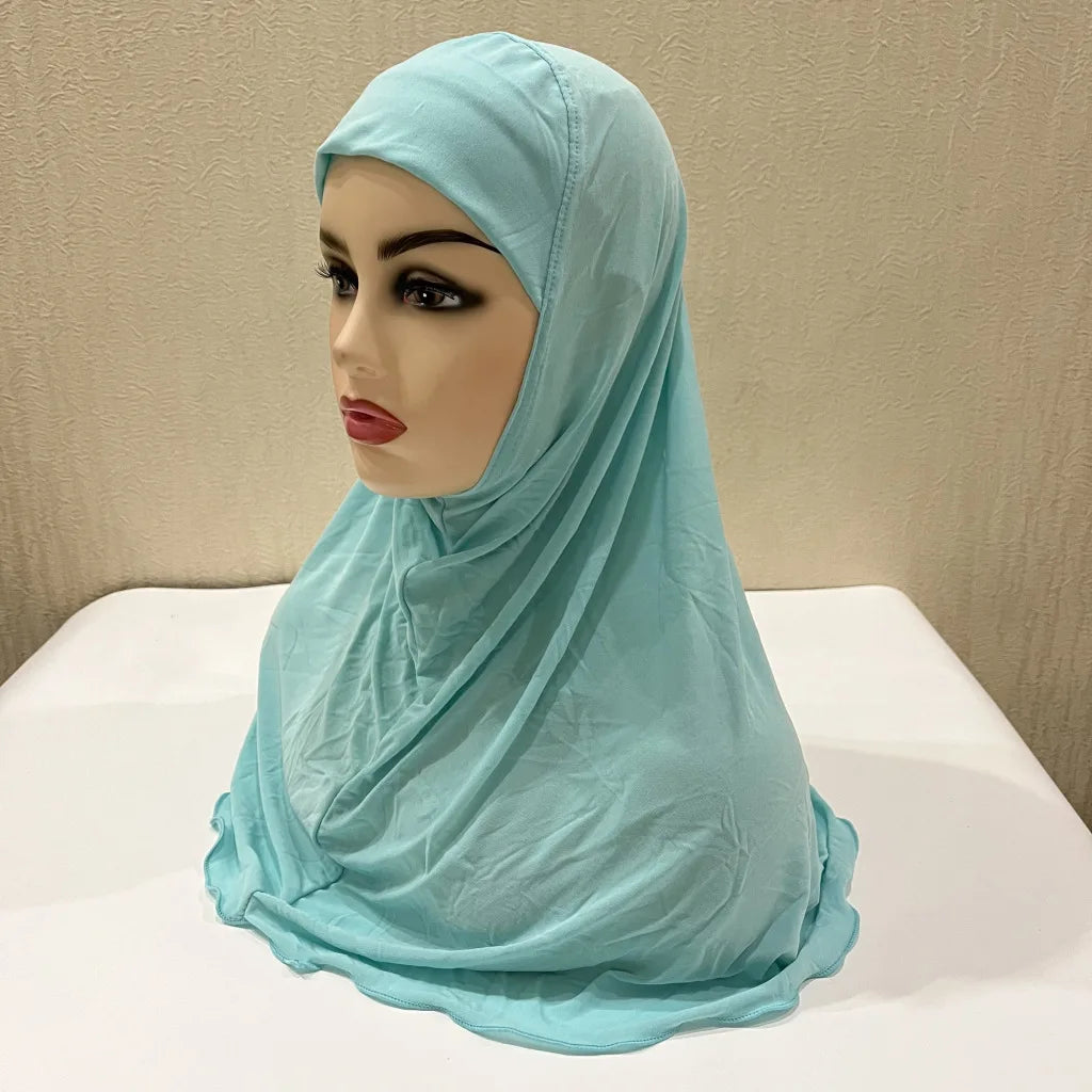 Pañuelo de ramadan azul claro para niños drapeado en un maniquí.