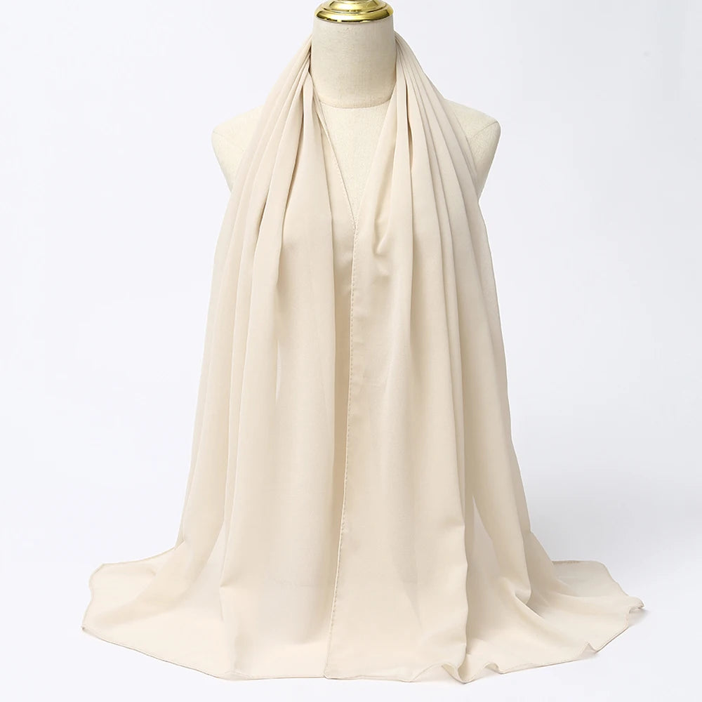 Eleganter, einfarbiger Chiffon-Hijabschal über einem Mannequin drapiert