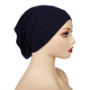 Bonnet de hijab de algodón suave elástico en azul marino oscuro, usado en un maniquí.