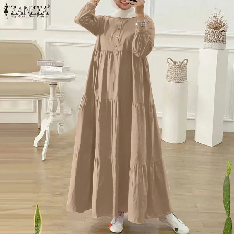 Eine Frau modelliert ein langes, beiges muslimisches Abaya-Kaftan-Kleid mit hohem Kragen und langen Ärmeln.