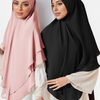 Eine Frau trägt ein rosa, doppellagiges Chiffon-Instant-Hijab und einen schwarzen Hijab mit weißen Ärmeln.
