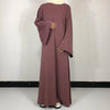 Une abaya mauve uni portée par un mannequin, à manches longues et avec ceinture libre.