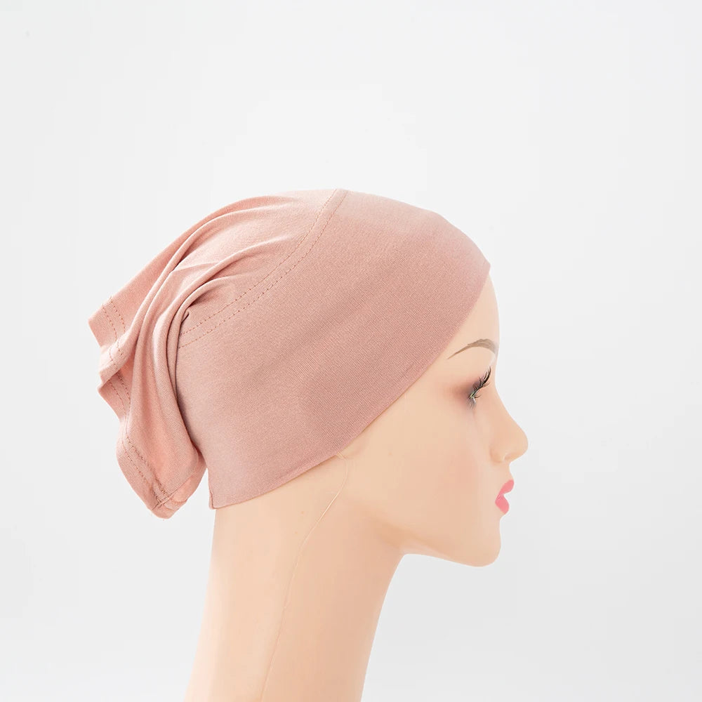 Helles rosa Bambus-Jersey-Turban-Cap auf einer Mannequin-Kopf