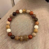 Handgefertigtes Holzperlenarmband mit natürlichen Holzperlen in erdigen Tönen.