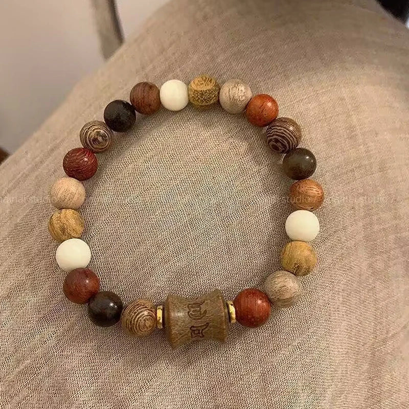 Handgefertigtes Holzperlenarmband mit natürlichen Holzperlen in erdigen Tönen.