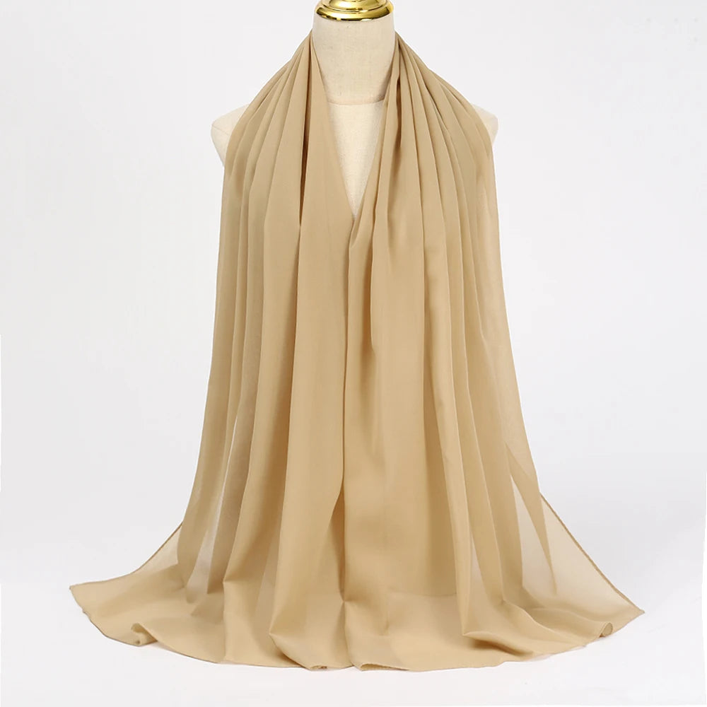 Beige Chiffon-Hijab-Schal elegant auf einem Mannequin drapiert.