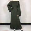 Robe Nida Abaya olive foncé, avec ceinture nouée, présentée sur une mannequin.