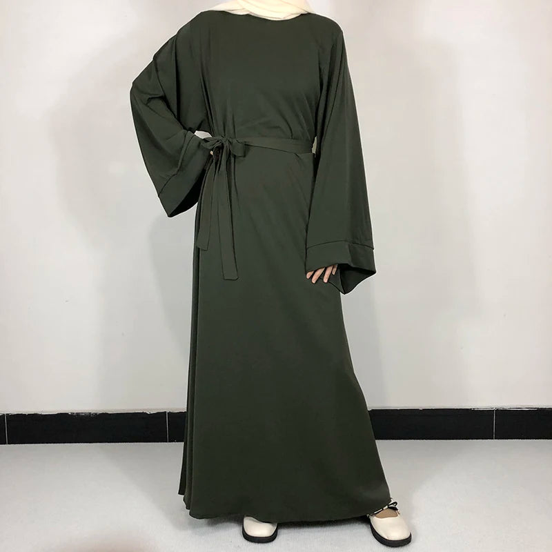 Robe Nida Abaya olive foncé, avec ceinture nouée, présentée sur une mannequin.