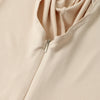 Nahaufnahme eines hellbeigen Sofit-Hijabgewebes mit versteckter Reißverschlusdetails.