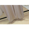 Beige bestickte weite Kaftan-Abaya an einem schwarzen Kleiderbügel.