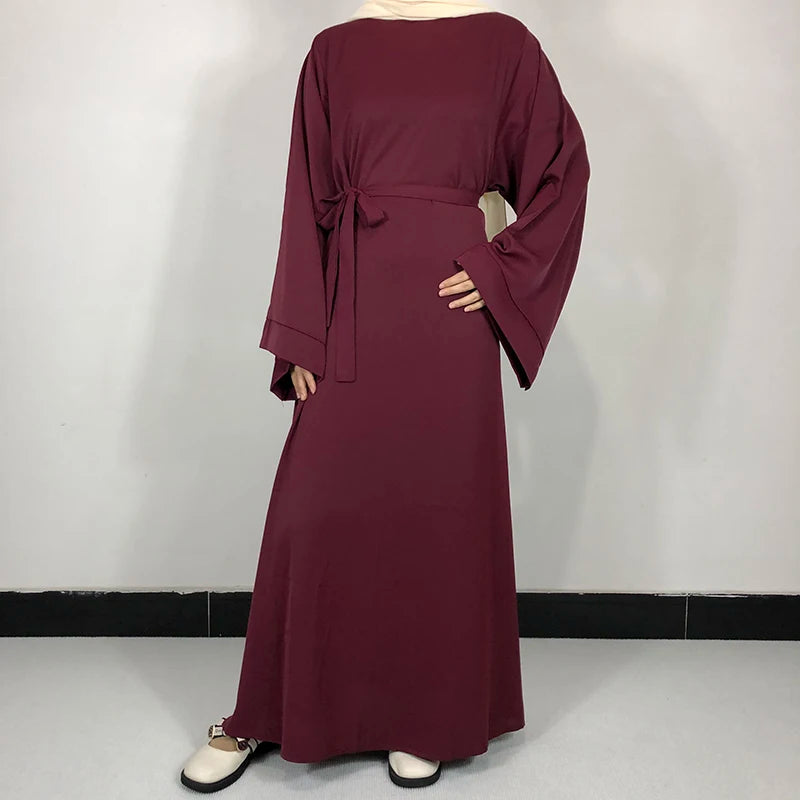 Robe abaya marron uni avec ceinture, présentée sur un mannequin.
