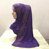 Écharpe de maillot violette avec des embellissements de cristaux dorés drapée sur la tête et les épaules d'un mannequin.