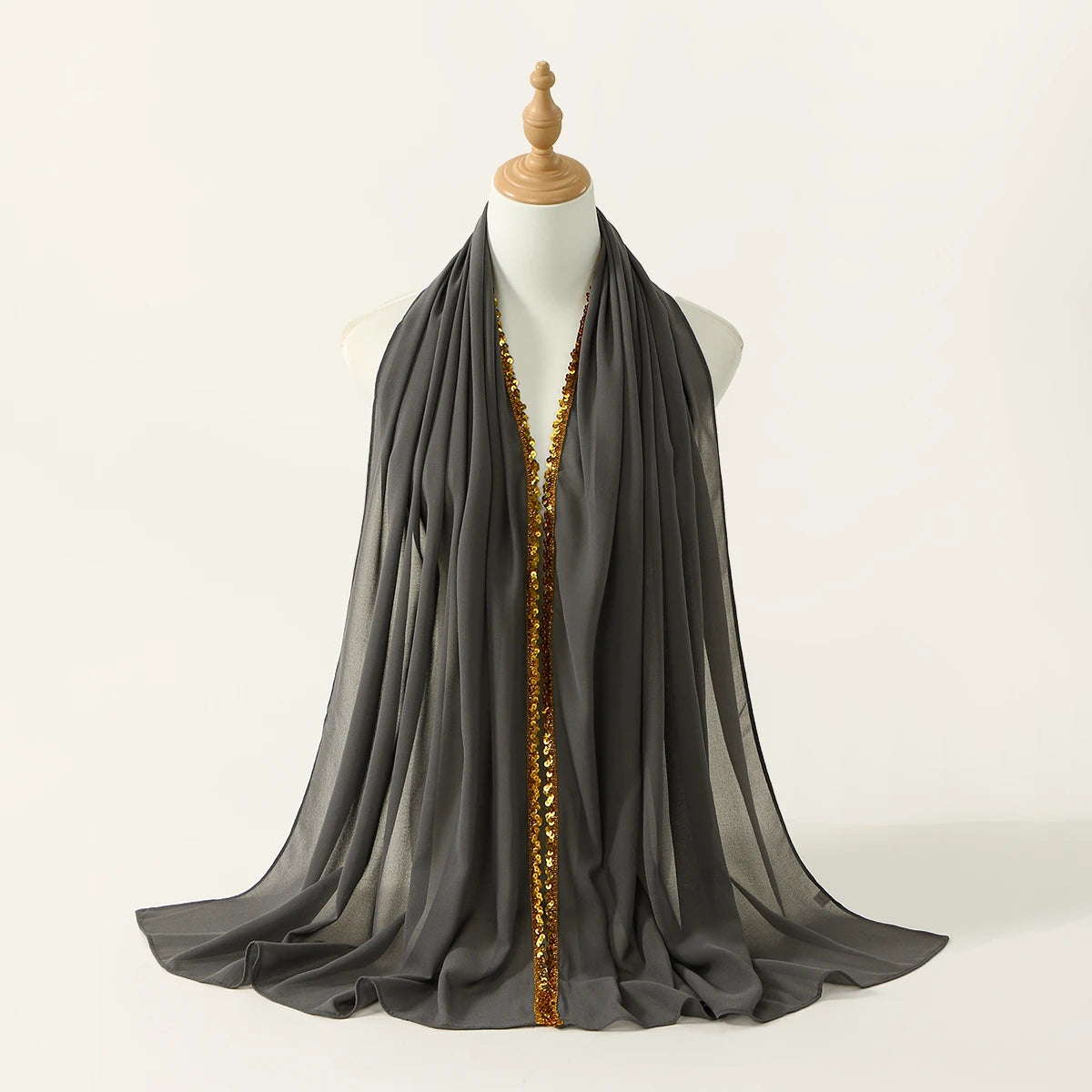 Dunkelgraves Spitzen-Chiffon-Hijabschal über einem Mannequin-Hals drapiert.