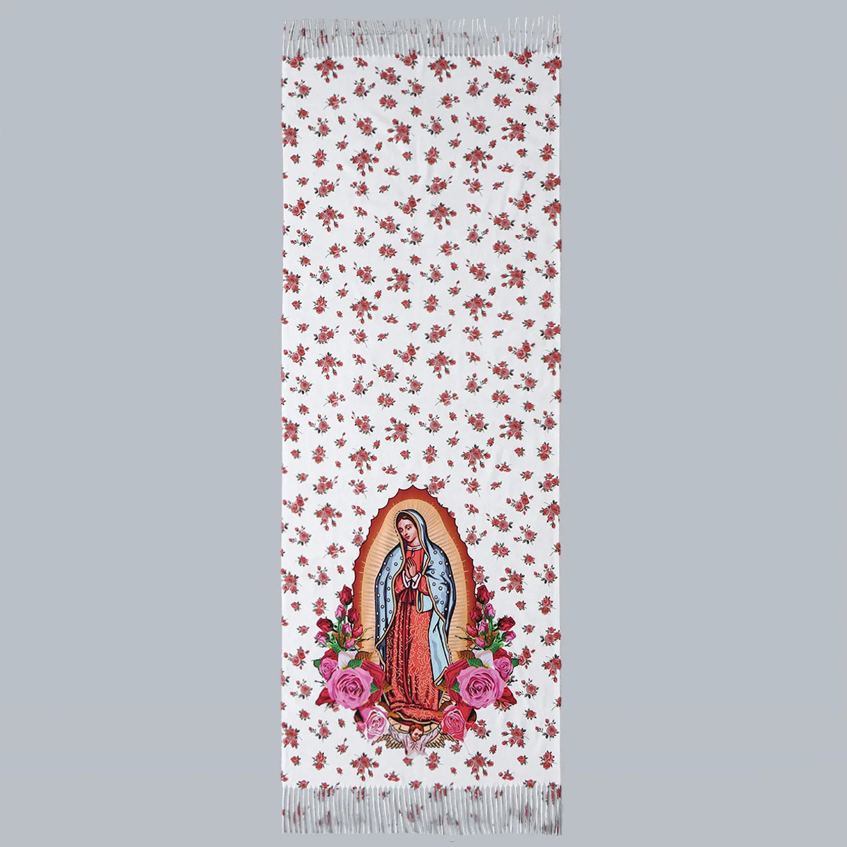Una bufanda blanca con estampado floral rojo que representa a la Virgen María Guadalupe.