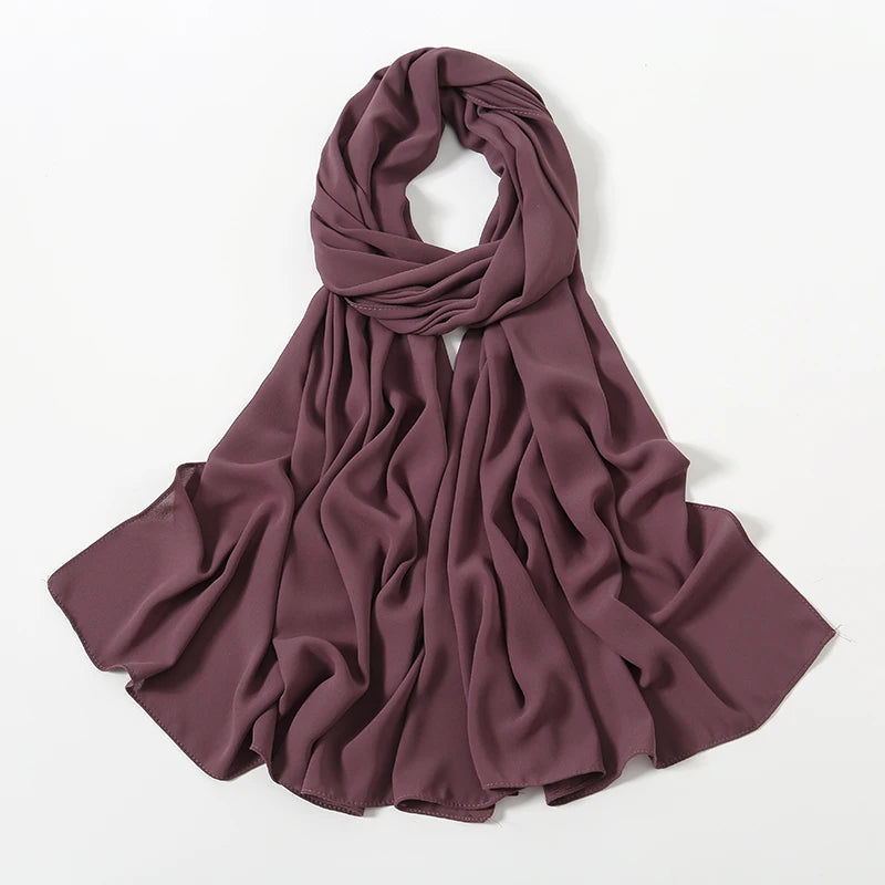 Drapierter, mauverfarener Chiffon-Hijabschal mit weichen Falten.