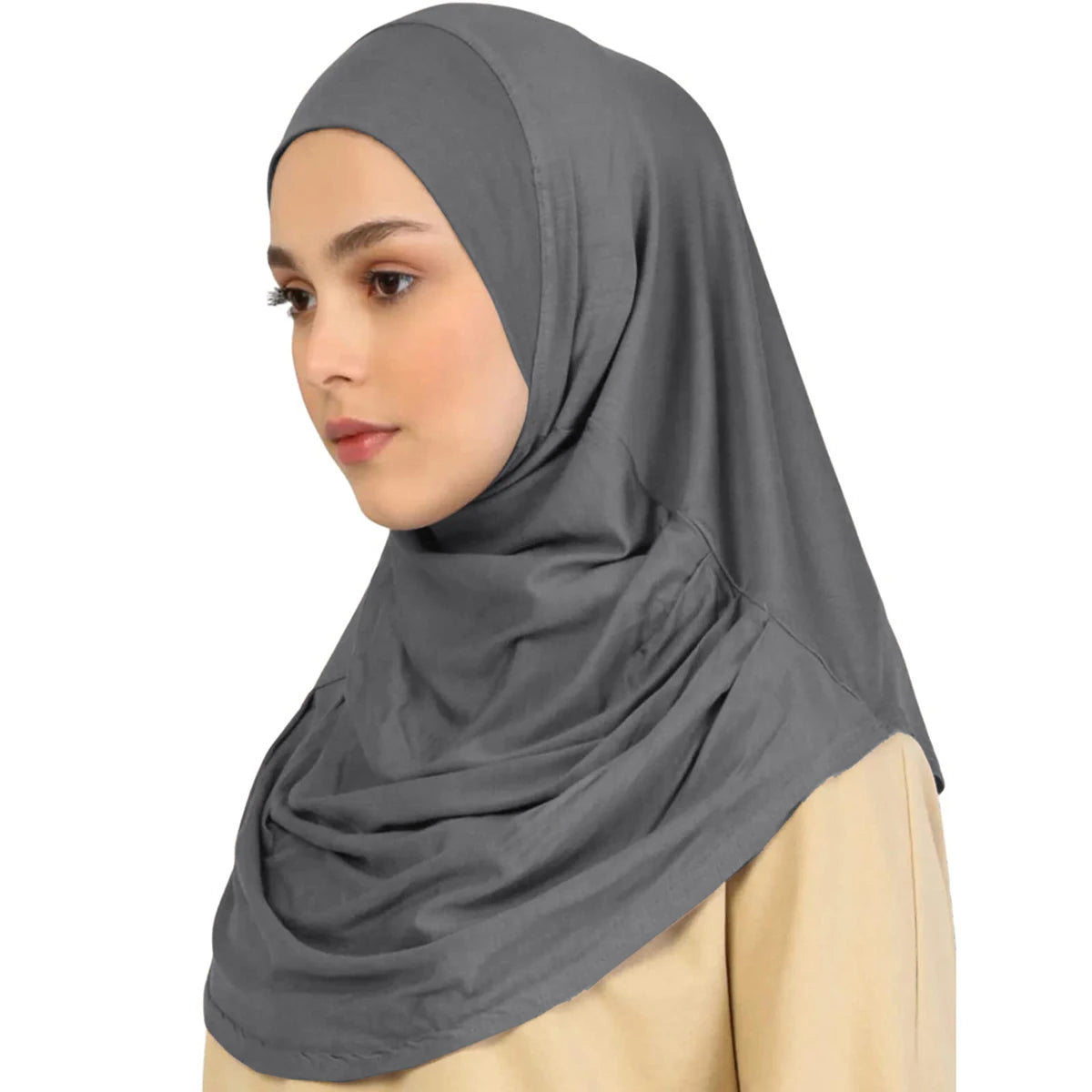 Eine Frau trägt einen einfarbigen grauen, sofort fertigen Hijab.