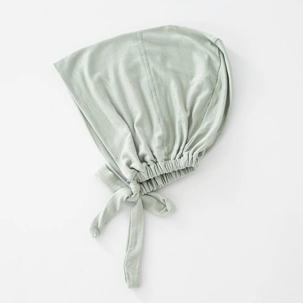 Weicher salbeigrüner Halstuch-Innerhijab-Bonnet aus Stoff.