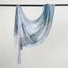 Hellblaue Aquarelldruck-Baumwoll-Leinen-Hijab-Schal, aufgehängt