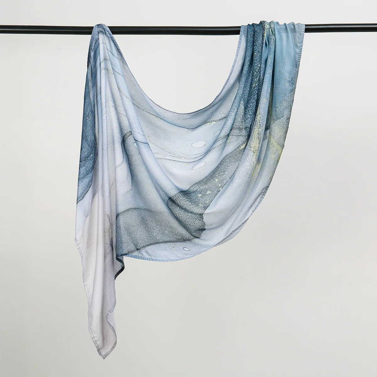 Hellblaue Aquarelldruck-Baumwoll-Leinen-Hijab-Schal, aufgehängt