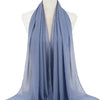Helles blaues, durchgehendes Chiffon-Hijab-Schal um den Hals einer Mannequin drapiert.