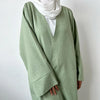 Helles salbeigrünem Leinen-Kimono-Abaya über einem weißen Oberteil und einem weißen Hijab getragen.