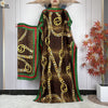 Langes braunes Leopardenmuster-Kaftan-Kleid mit goldenen Kettendetails und grünem Zierrand auf einem Mannequin.
