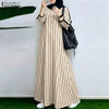 Eine Frau trägt ein beige-schwarz gestreiftes Maxi-Kleid mit einem schwarzen Hijab und trägt eine schwarze Tasche.