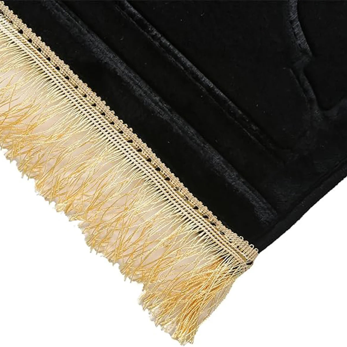 Alfombra de oración negra con borde de borla decorativa dorada.