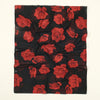 Pañuelo de gasa rojo oscuro con patrones de rosas, ideal para hijab.