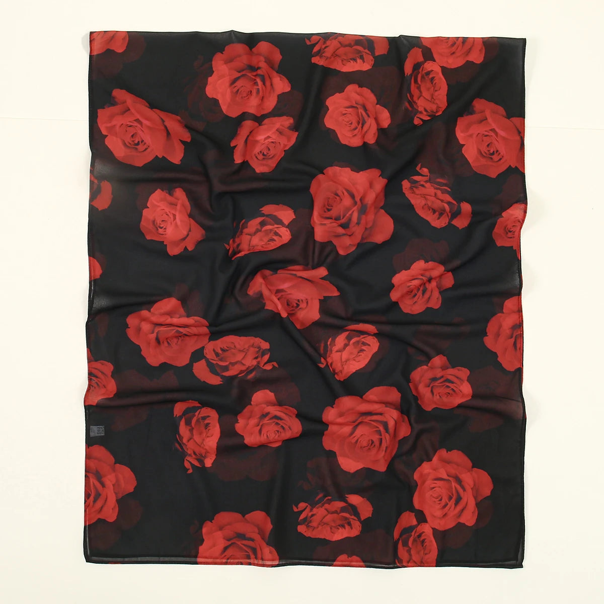 Pañuelo de gasa rojo oscuro con patrones de rosas, ideal para hijab.