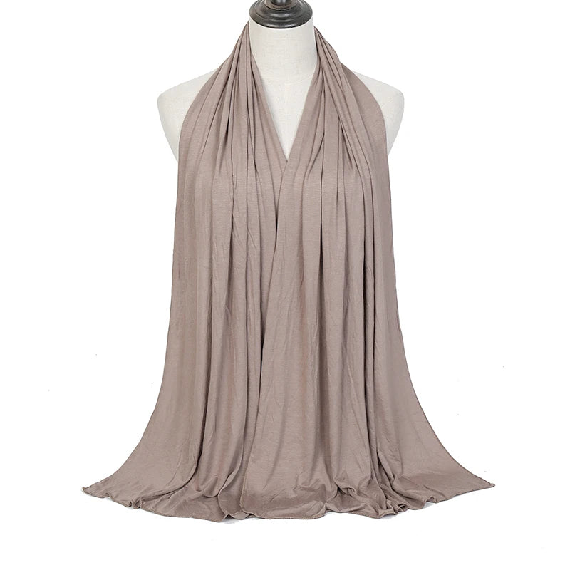Fließender, drapierter Hijab-Schal aus weichem taupefarbenem Modal-Baumwollstoff auf einem Mannequin.