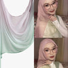 Eine Frau modelliert einen rosa Aquarelldruck-Stoff-Hijabschal aus Modal mit grünem Hintergrund.