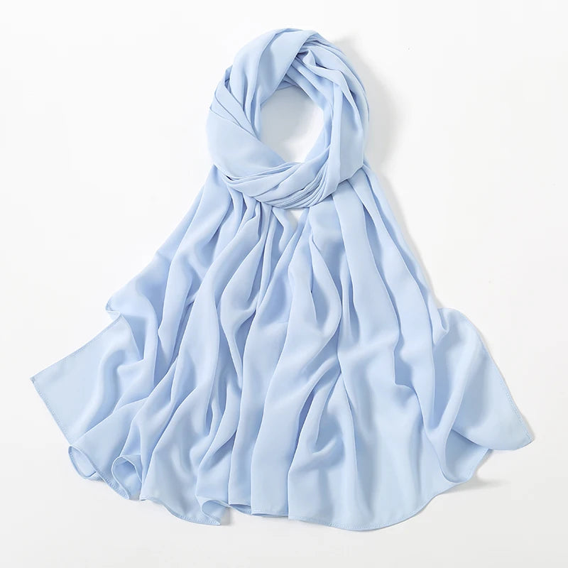 Hellblaue Chiffon-Schal um den Hals drapiert und über die Schulter fallend