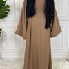 Elegantes beiges Maxi-Abaya für Damen mit dunkelblauen Akzenten.