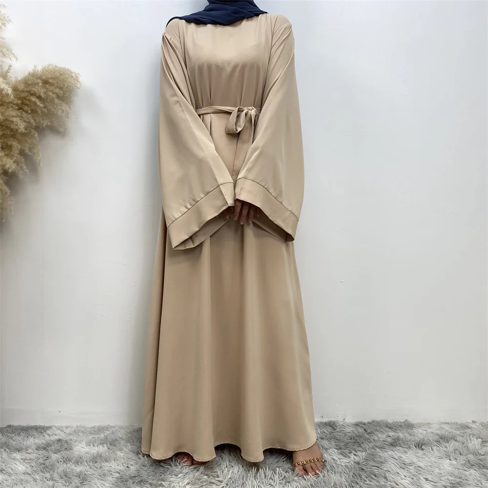 Beige, elegante Maxi-Abaya mit langen Ärmeln und einem Gürteldetail