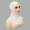 Weißer weicher Turban-Hijab-Kappe auf einem Mannequin-Kopf.