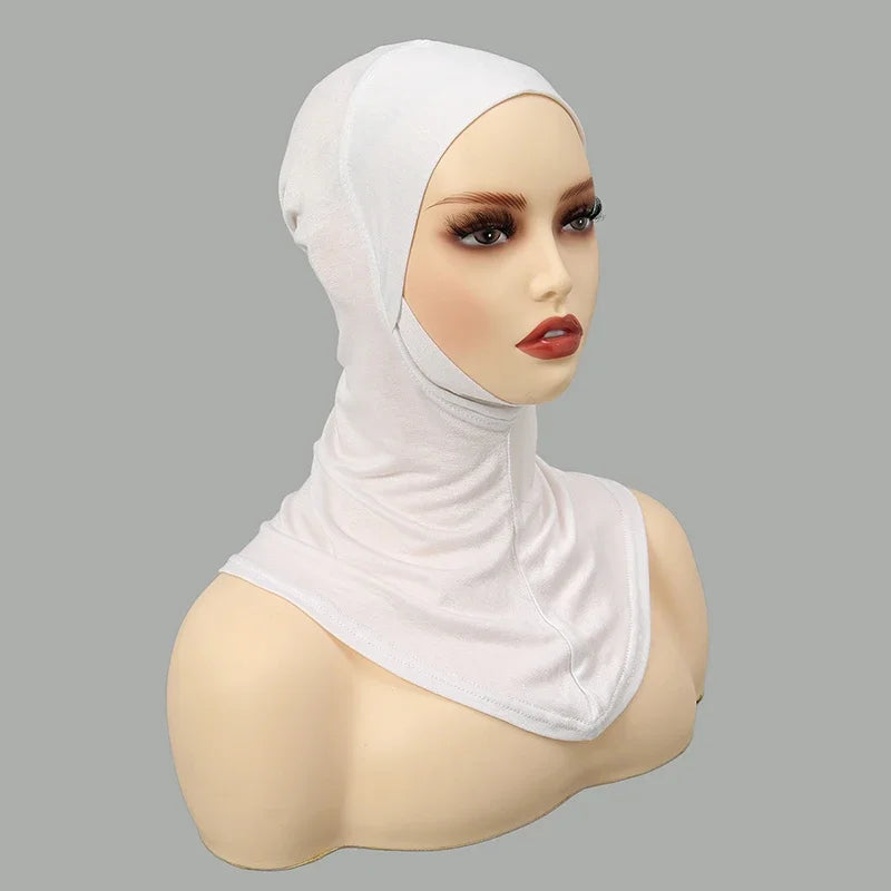 Weißer weicher Turban-Hijab-Kappe auf einem Mannequin-Kopf.