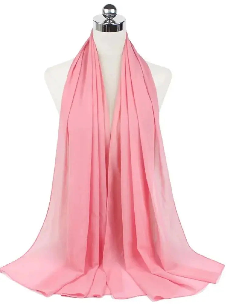 Rosa Chiffon-Hijab-Schal auf einem Mannequin