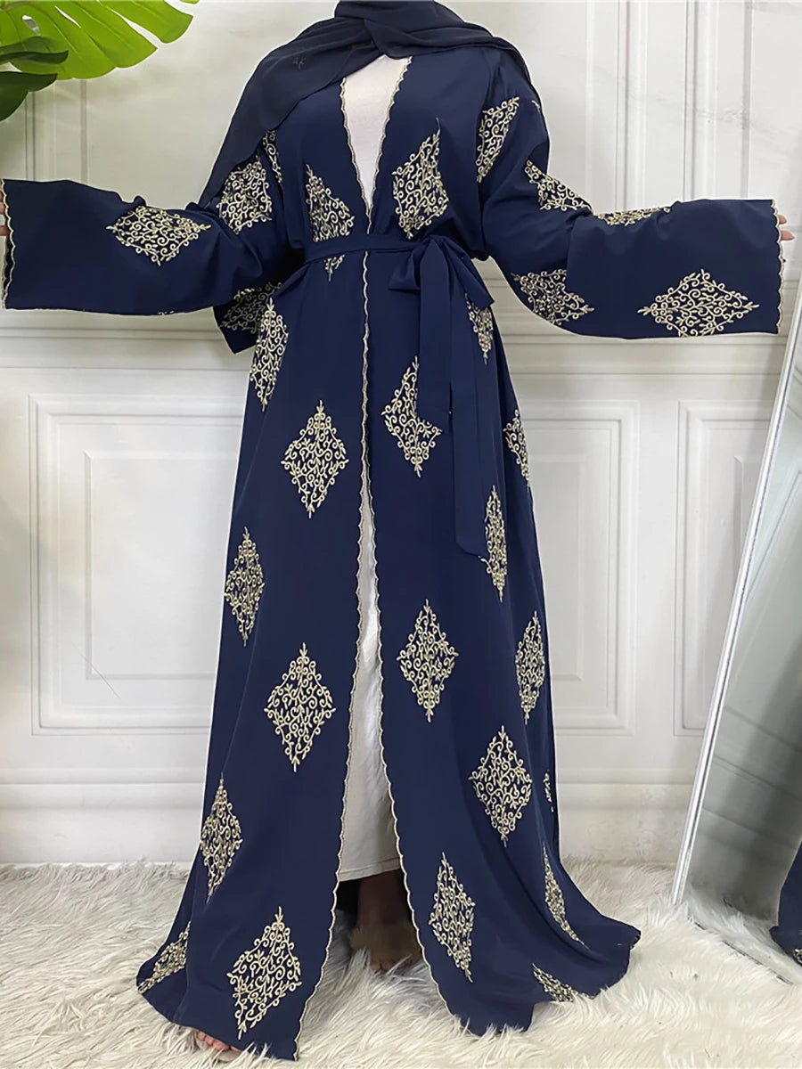 Une élégante caftan abaya islamique bleu marine pour femmes avec broderie dorée et ceinture.