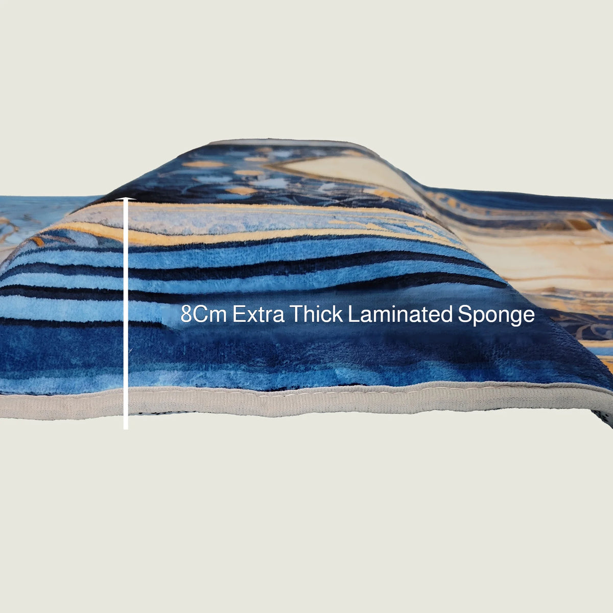 Gros plan d'un tissu superposé bleu et or montrant une éponge laminée de 8 cm d'épaisseur supplémentaire.