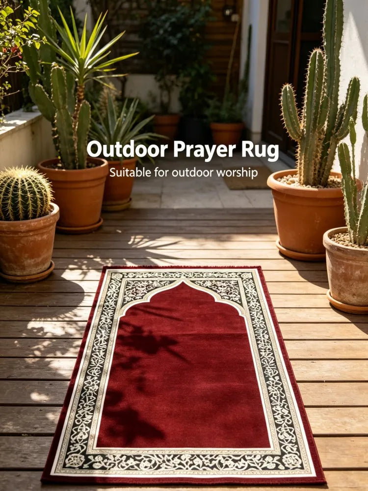 Un tapis de prière rouge profond extérieur avec calligraphie arabe blanche sur une terrasse en bois entourée de cactus en pot