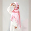 Eine Frau trägt einen rosa-weißen Aquarelldruck-Baumwoll-Leinen-Hijab-Schal mit einem weißen Langshirt.