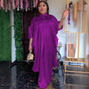 Eine Frau trägt eine leuchtend violette, luxuriöse afrikanische Kaftan-Abaya für den Abend.