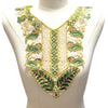 Parche de collar bordado con cuentas hechas a mano en verde y dorado sobre tela blanca