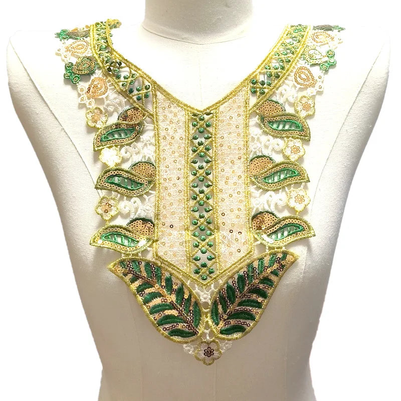 Parche de collar bordado con cuentas hechas a mano en verde y dorado sobre tela blanca